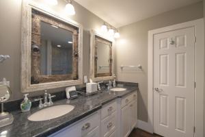 Ένα μπάνιο στο Beachfront 4BR - Pickleball, Gameroom, Luxury Gated Community! +46 φωτογραφίες