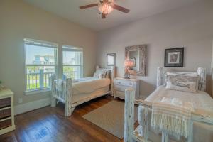 Ένα ή περισσότερα κρεβάτια σε δωμάτιο στο Beachfront 4BR - Pickleball, Gameroom, Luxury Gated Community!