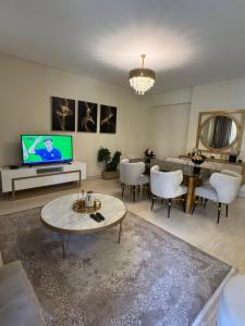 TV a/nebo společenská místnost v ubytování Hotel apartments Ninety Avenue Best Service