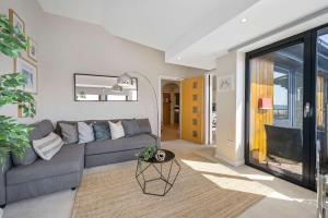 Χώρος καθιστικού στο The Waterfront Penthouse I With Parking