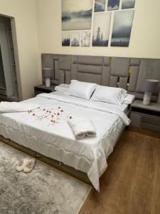 Postel nebo postele na pokoji v ubytování Hotel apartments Ninety Avenue Best Service