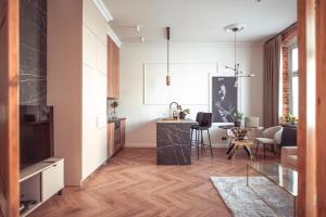 a living room with a kitchen and a dining room at Apartament Glamour in Kwidzyn