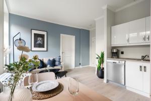 ein Wohnzimmer und eine Küche mit einem Tisch und Stühlen in der Unterkunft Bergen Beds Apartments - Unbeatable location! in Bergen