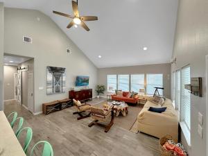 Μια τηλεόραση ή/και κέντρο ψυχαγωγίας στο Beachfront 4BR - Tiki Bar, Yard Games, Smart TVs, Pets