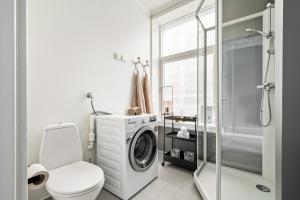 ein Badezimmer mit Waschmaschine und Toilette in der Unterkunft Bergen Beds Apartments - Unbeatable location! in Bergen