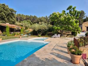 Bazén v ubytování Gîtes Mas des rochers - Romance tropicale avec Spa nebo v jeho okolí