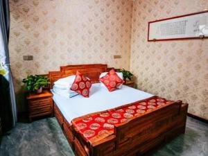 Pingyao Ancient City Manqiankun Inn County Yamen Branch客房内的一张或多张床位