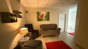 卡斯特罗普-劳克塞尔Monteur-Zimmer Winter的带沙发和椅子的客厅