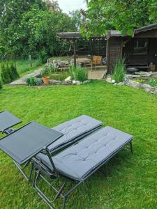 ゼーハイム・ユーゲンハイムにあるCasa Wilhelmの庭の芝生の上に長椅子2脚