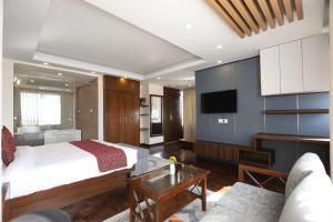 Tempat tidur dalam kamar di Apex Business Hotel - Tribhuvan International Airport, Kathmandu