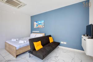 TV a/nebo společenská místnost v ubytování Studio home with sofa bed close to Valletta with Wifi by 360 Estates + 30 fotografií
