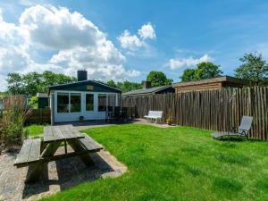 Κήπος έξω από το Beachside holiday home