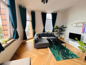a living room with a couch and a table at Ferienwohnung Reeperbahn Ecke Große Freiheit in Hamburg