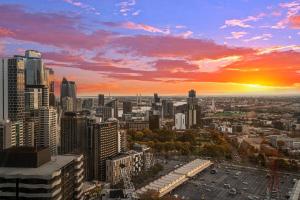 vistas al perfil urbano y a la puesta de sol en Impressive City Skyline w Pool Gym & Sauna, en Melbourne