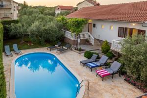 库克利卡Villa Pine ZadarVillas的房子后院的游泳池