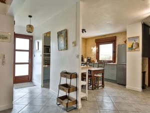 Kuchyňa alebo kuchynka v ubytovaní Villa Longevillaise