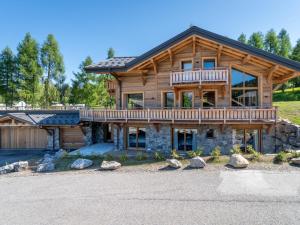 ein großes Blockhaus mit Terrasse und Veranda in der Unterkunft Chalet de Luxe aux Gets - 5 Chambres, Jacuzzi, Animaux Acceptés, Parking - FR-1-671-282 in Les Gets