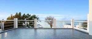 un balcon avec vue sur l'eau dans l'établissement Hi Yang Seaview Villa, à Pattaya (nord)