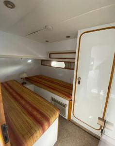 a small boat with a bed in the back of it at Iate de Luxo 20 pessoas com 5 horas de passeio in Rio de Janeiro