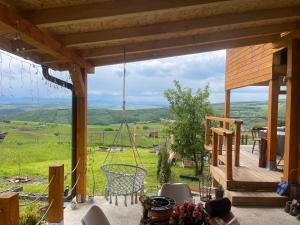 Cabana Popesti في Popeşti: منظر من شرفة منزل مطل