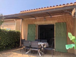 a patio with a table and chairs outside of a house at Maison dans une residence fermée in Mouriès