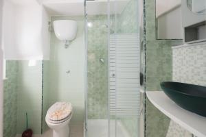 Koupelna v ubytování Casa FranCa + 13 fotografií