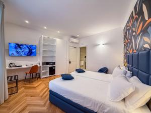 A bed or beds in a room at Albergo Abruzzi