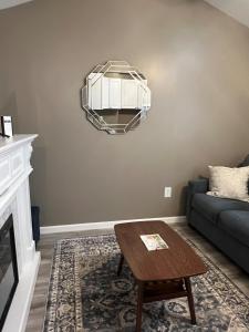 una sala de estar con un sofá y una mesa en Nanas Lil House, en Maryville