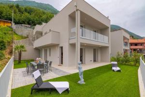 a view of a house with a lawn at Spa Stella Lario in Lezzeno