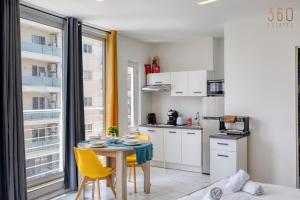 Kuchyň nebo kuchyňský kout v ubytování Studio home with sofa bed close to Valletta with Wifi by 360 Estates