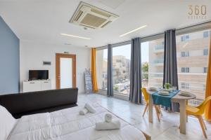Postel nebo postele na pokoji v ubytování Studio home with sofa bed close to Valletta with Wifi by 360 Estates