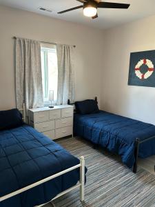 Un dormitorio con dos camas y una ventana. en The Hygge House, en Spirit Lake