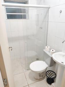 une salle de bain avec une douche, des toilettes et un lavabo dans l'établissement Studio urano 05 - Practicality, à Pirassununga