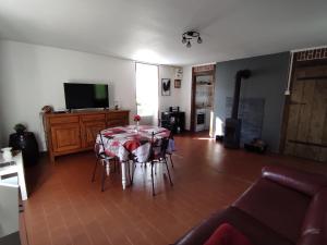 ThéniouxにあるAuthentique maison éclusièreのリビングルーム(テーブル、椅子、テレビ付)