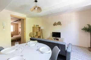 アプトにあるLe Lavandin - 3 to 4 beds - Hypercentre - Wifiのダイニングルーム(白いテーブル2台、椅子付)