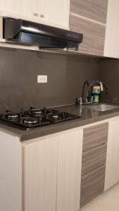 Kuchyň nebo kuchyňský kout v ubytování Hermoso y cómodo apartamento cerca de la Terminal de Armenia