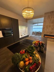 Η κουζίνα ή μικρή κουζίνα στο Clifftop Apartment Panoramic Seaview Penthouse Apartment sleeps 8 +12 φωτογραφίες