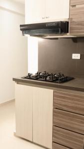 Kuchyň nebo kuchyňský kout v ubytování Hermoso y cómodo apartamento cerca de la Terminal de Armenia