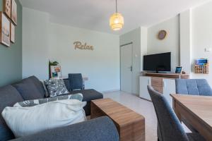 ヴァンタシチにあるVanta Vistaのソファとテレビのあるリビングルーム