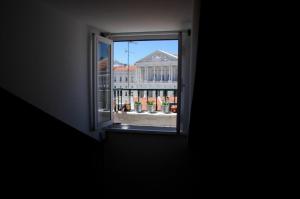 uma janela com vista para um edifício em Janela da Assembleia em Lisboa