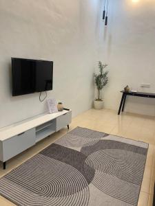 Gua SaiにあるRaroNa Homestay Kuantanのリビングルーム(薄型テレビ、ラグ付) +5枚の写真