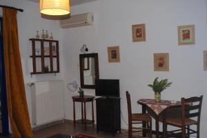 TV a/nebo společenská místnost v ubytování Archondissa Beach Aparthotel