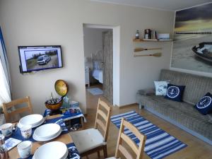 ヘルにあるSEA Apartmentのテーブルとソファのあるリビングルーム