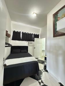 un dormitorio con una cama en una habitación en Mansão Fazendinha para grupos Arraial do Cabo, en Arraial do Cabo 46 fotos más