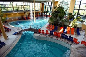 The swimming pool at or close to Portobello Wellness & Yacht Hotel Esztergom