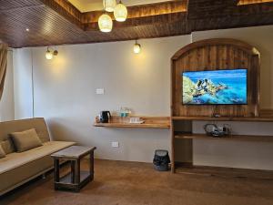 TV a/nebo společenská místnost v ubytování Hotel Golden Orchid