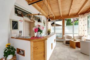 una cocina con una barra con flores. en Komfort Apartment Römersberger - 4, en Vogtareuth