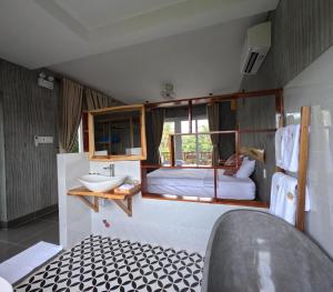 Ấp Long SơnCharm Hon Rom Villas Resort的房间里有一间带床和洗手池的浴室 更多74张照片