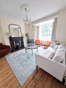 Foto sihtkohas Blackrock asuva majutusasutuse Elegant Seaside 3 BR Home galeriist