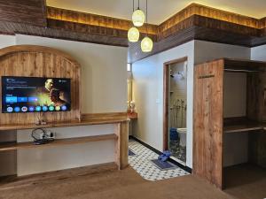 TV a/nebo společenská místnost v ubytování Hotel Golden Orchid